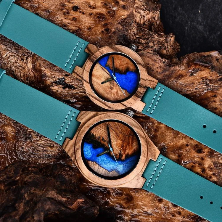zegarek-drewniany-niwatch-epoxy-z-zywica-na-niebieskim-pasku-dwie-wersje-rozmiarowe-1.jpg