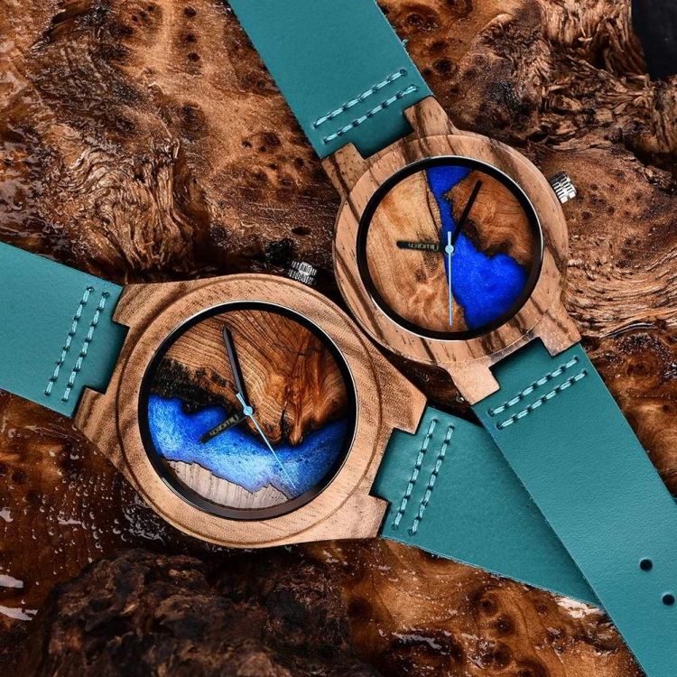 zegarek-drewniany-niwatch-epoxy-z-zywica-na-niebieskim-pasku-dwie-wersje-rozmiarowe-2.jpg