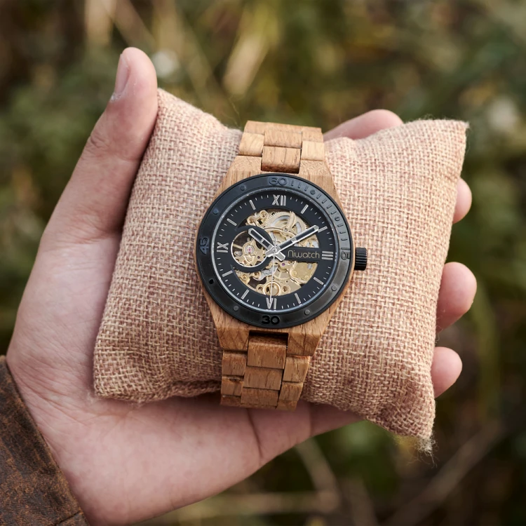Zegarek-Niwatch-drewniany-Automatic-Eclipse-black-poduszka.jpg