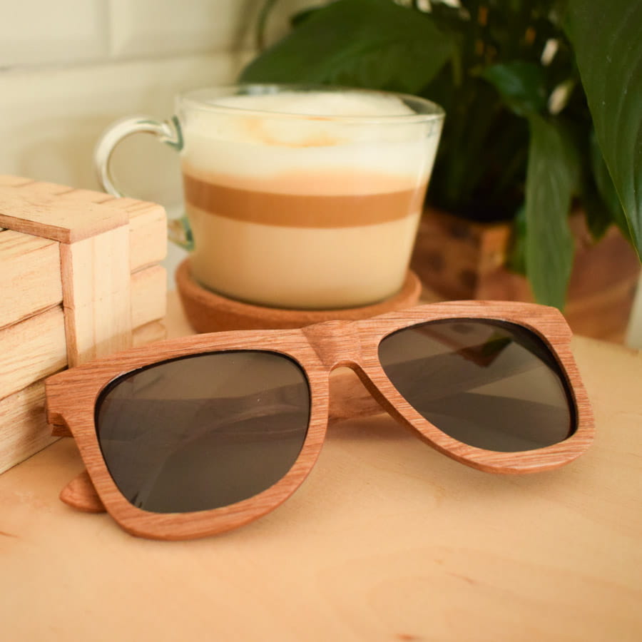 okulary-drewniane-niwatch-dorado-obok-kubka-kawy-latte