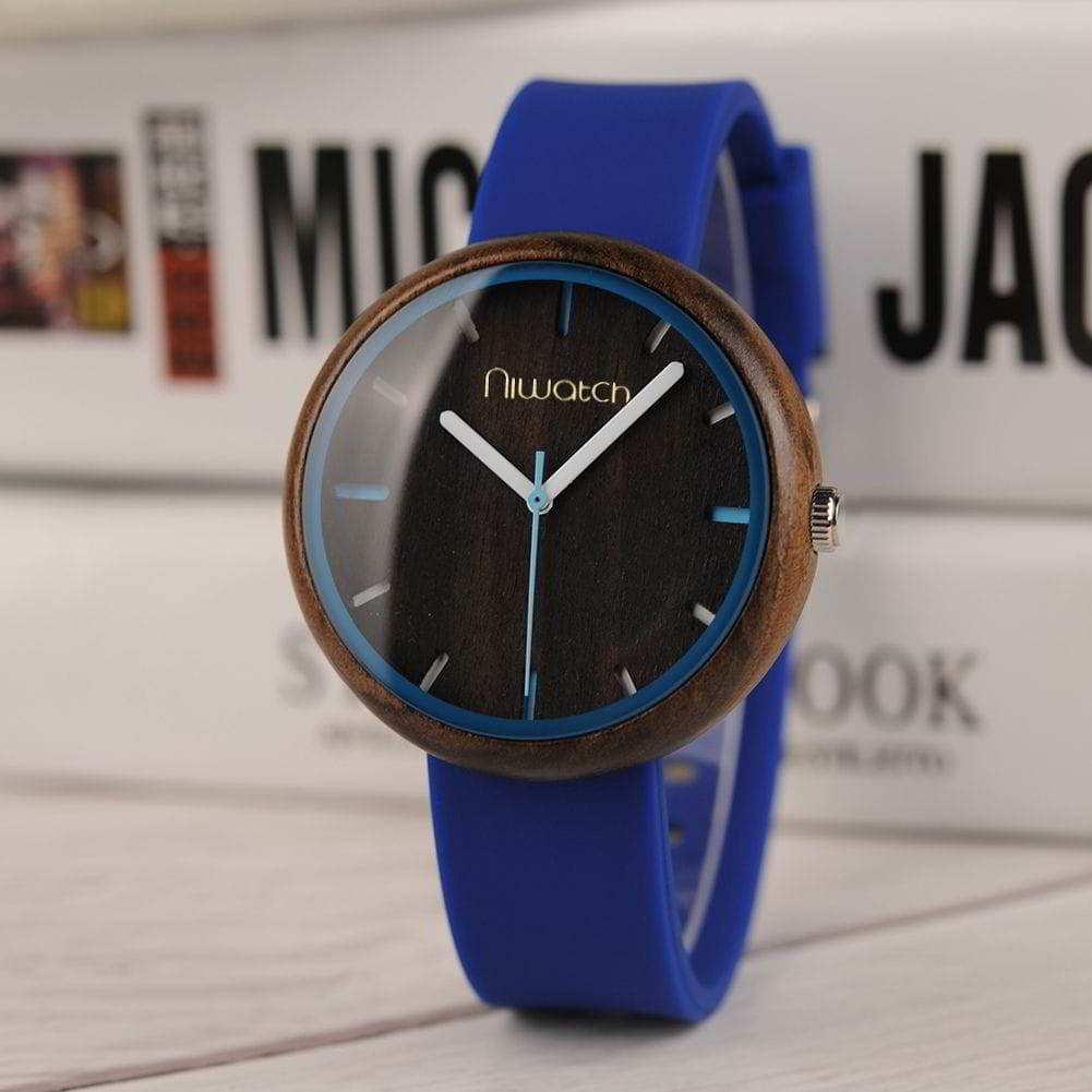 zegarek-niwatch-niebieski-na-tle-ksiazek