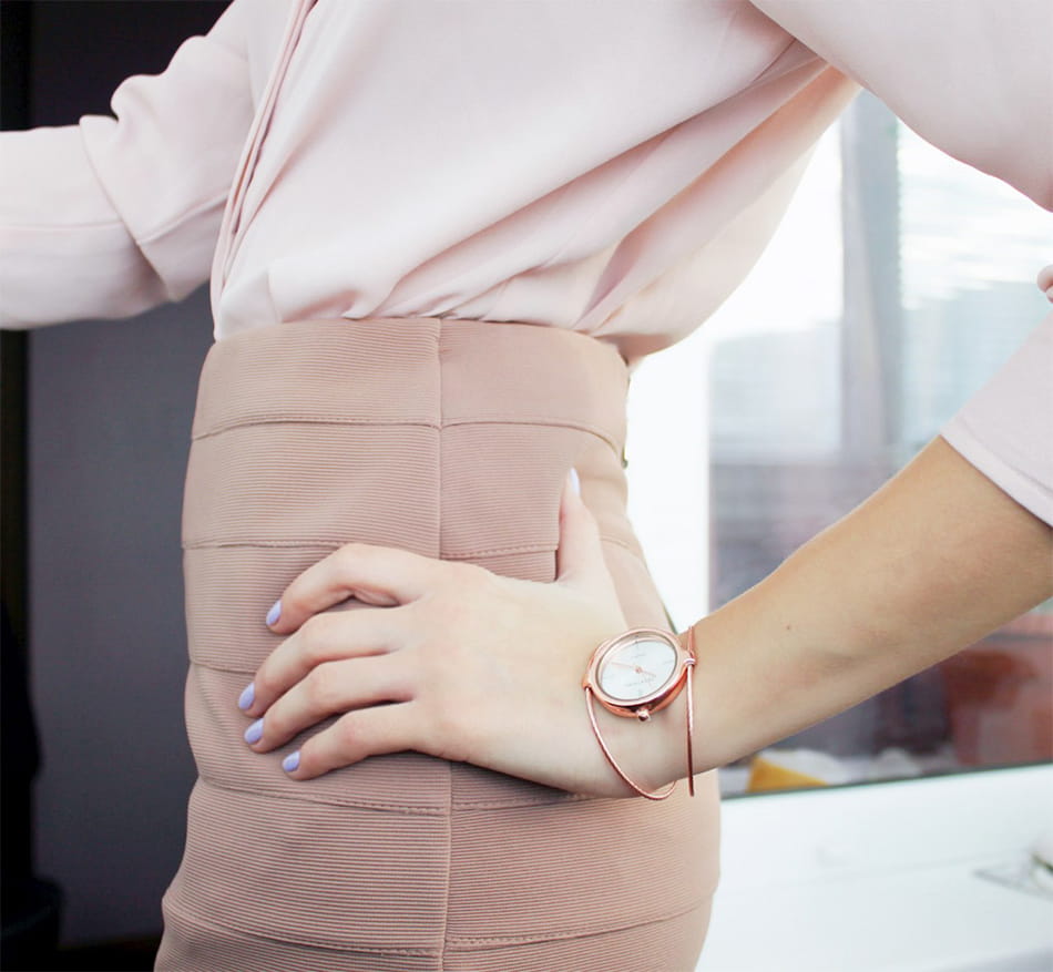 subtelny-zegarek-geekthink-rose-gold-na-reku-pani-w-rozowej-spodnicy
