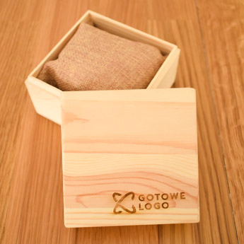 kwadratowe-drewniane-pudelko-z-logo-firmy