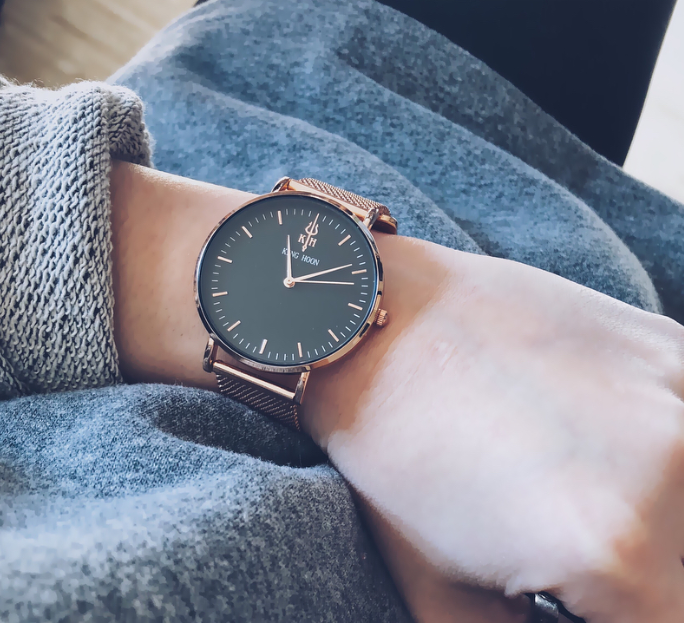 damski-zegarek-king-hoon-rose-gold-na-damskim-zegarku